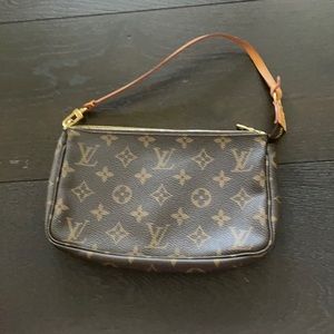 Authentic LOUIS VUITTON classic zipper bag